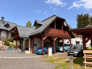 Nové HamryにあるHOFBERG Apartmánの駐車場車庫