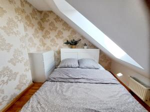 a bedroom with a bed in a attic at Apartament Centrum - Giżycko in Giżycko