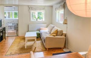 een woonkamer met een bank en een tafel bij Cozy Home In rebro With Wifi in Örebro