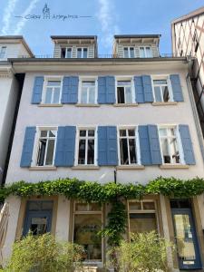 un edificio con persianas azules en Casa Wimpina - geschmackvolles Appartement im Herzen der Altstadt en Bad Wimpfen
