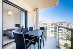 d'une salle à manger avec une table et des chaises sur un balcon. dans l'établissement Cala Alta 8-C Apartment Playa La Cala Beach, à La Vila Joiosa