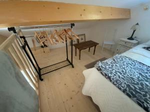 einen Blick über ein Schlafzimmer mit einem Bett und einem Schreibtisch in der Unterkunft Gite Wildflower Lane in Valojoulx