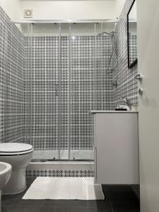 チェルコラにあるCasa 157のバスルーム(白いトイレ、シャワー付)