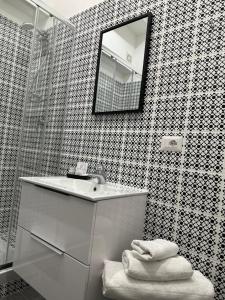チェルコラにあるCasa 157のバスルーム(洗面台、鏡付)