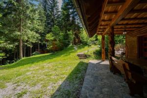 un porche de una casa con un patio con árboles en Forest Amerika - Ivcakova koliba, en Vrbovsko