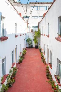 un callejón entre dos edificios con macetas en Casa Lumo in Roma Norte by Tasman, en Ciudad de México