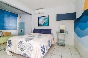 um quarto com uma cama num quarto em Hostal en El Centro LaKiwa em Mazatlán