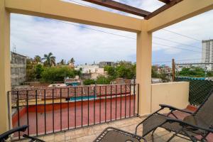 balcón con sillas y vistas a la ciudad en Hostal en El Centro LaKiwa, en Mazatlán