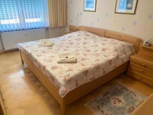 a bedroom with a bed with two towels on it at Zum Paradies in Volkertshausen