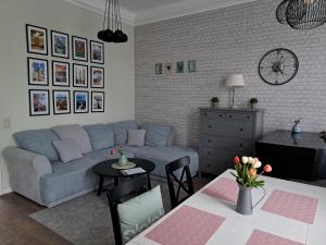 - un salon avec un canapé et une table dans l'établissement Gizella apartman, à Budapest