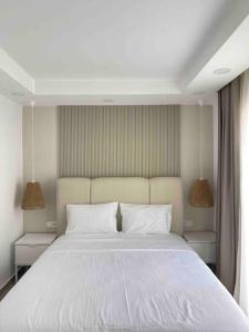 een slaapkamer met een groot wit bed met 2 lampen bij Villa Edis in Belek