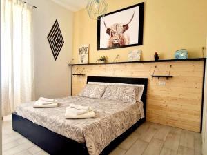 una camera da letto con un letto con una foto di una mucca sul muro di Dream Home Alghero ad Alghero
