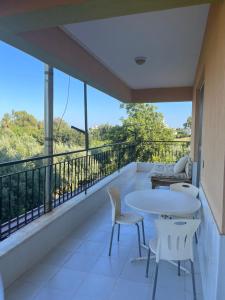 einen Balkon mit 2 Tischen und Stühlen und Aussicht in der Unterkunft Inside olive trees, 7 min to sea in Serik