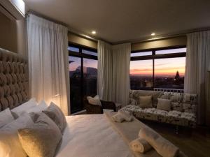 sala de estar con cama, sofá y ventana en Ville la'Rina, en Ciudad del Cabo