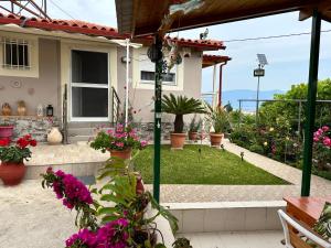 a house with plants and flowers in a yard at Countryside Apartment Kane in Rodhodháfni