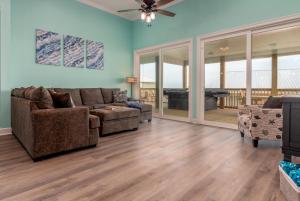 sala de estar con sofá y mesa en Simply Blessed - 106 Vargas Ct home, en Dauphin Island