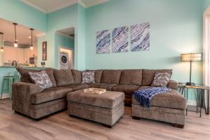 sala de estar con sofá y reposapiés en Simply Blessed - 106 Vargas Ct home, en Dauphin Island