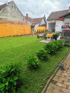 a garden with a table and chairs in a yard at T.I.M. in Bela Crkva +14 photos