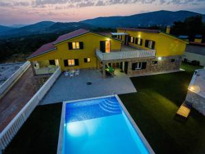 una casa con piscina delante de una casa en Luxury villa Cvita, en Radošić