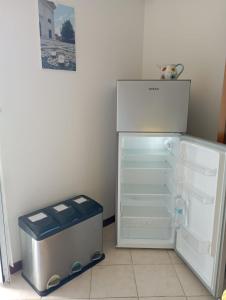 einem leeren Kühlschrank mit offener Tür in einem Zimmer in der Unterkunft Al VIgneto in Sestri Levante