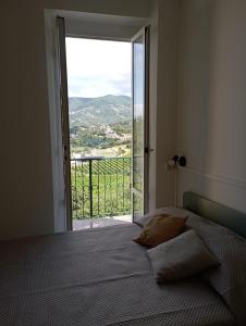 ein Schlafzimmer mit einem Bett und einem großen Fenster in der Unterkunft Al VIgneto in Sestri Levante