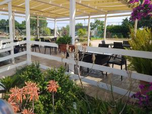 A restaurant or other place to eat at Un passo dal mare - Guest House