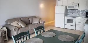 uma sala de estar com um sofá, uma mesa e cadeiras em Old Wooden Bridge Resort & Marina em Big Pine Key