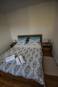 ein Schlafzimmer mit einem Bett mit zwei Handtüchern darauf in der Unterkunft Apartman "Ante" in Korčula