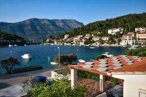 Blick auf einen Hafen mit Booten im Wasser in der Unterkunft Apartman "Ante" in Korčula