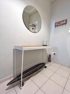 een wit bureau met een spiegel aan de muur bij Mario's comfortable local apartment, next to metro station, close to Acropolis in Athene