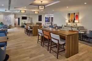 un vestíbulo con mesas y sillas y una sala de espera en Holiday Inn Express & Suites Charleston DWTN -Westedge, an IHG Hotel, en Charleston