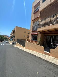 una calle vacía delante de un edificio en Nice apartment near the Port, en Aguadulce