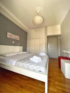 Een bed of bedden in een kamer bij Mario's comfortable local apartment, next to metro station, close to Acropolis