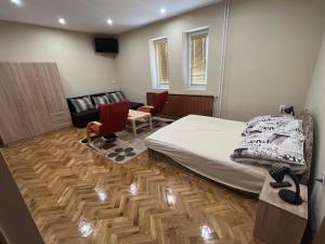 ein Schlafzimmer mit einem Bett und ein Wohnzimmer in der Unterkunft Relax Bogács in Bogács