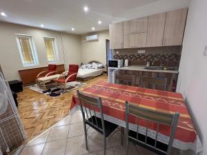 eine Küche und ein Wohnzimmer mit einem Tisch und Stühlen in der Unterkunft Relax Bogács in Bogács