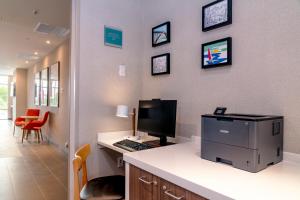 Home2 Suites By Hilton Lake Havasu City的厨房或小厨房