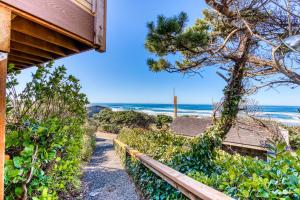 a path to the beach from a beach house at Cape Cod Cottages - Unit 9 in Waldport