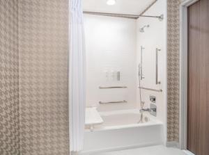 Home2 Suites By Hilton Lake Havasu City的一间浴室