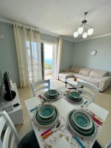 una sala de estar con una mesa con platos. en Apartment for rent Piqeras, Sarande en Piqeras