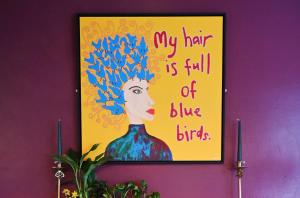 una pintura de una mujer con el pelo azul en una pared en The Old Vicarage B&B, Corris, en Machynlleth