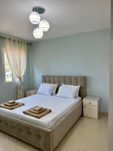 ein Schlafzimmer mit einem großen Bett mit zwei Handtüchern darauf in der Unterkunft Apartment for rent Piqeras, Sarande in Piqeras