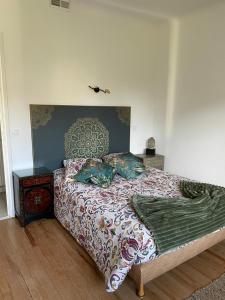 Een bed of bedden in een kamer bij Spacieuse maison de ville tout confort