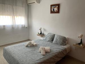 un dormitorio con una cama con dos animales de peluche en Barragán 1, en Puerto Real