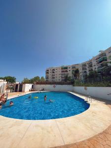 - un groupe de personnes se baignant dans une piscine dans l'établissement Mi Sueño, à Torremolinos