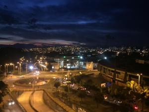 Una ciudad de noche con luces en una calle en Exclusive Furnished Apartment 4, en Manizales