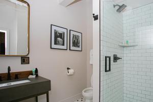 een badkamer met een douche, een wastafel en een toilet bij Historic Jacksonville Inn in Jacksonville