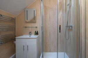 Ένα μπάνιο στο The Coachhouse - Cottage with Private Hot tub +13 φωτογραφίες