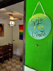 una puerta verde con un cartel que dice salsa ben inseguro en Jurema Hostel, en Itacaré