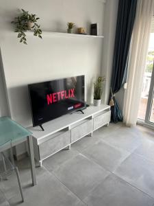 カヴァラにあるFZin Suiteの壁に薄型テレビが取り付けられたリビングルーム