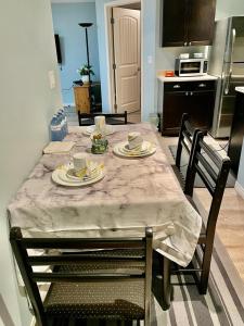 una mesa de comedor con platos y tazas. en Steven Abode en Calgary